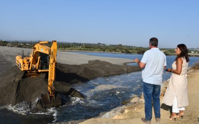 El Ayuntamiento vuelve a abrir la bocana del río Guadiaro, a pesar de ser competencia de la Junta
