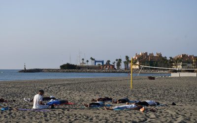 Finalizada con éxito la actividad organizada por la Universidad Popular “Yoga en la Playa”