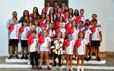 El Club Natación San Roque posa para la foto oficial de la temporada