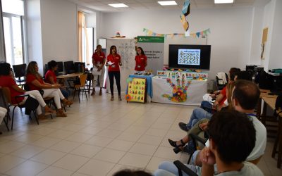 El alumnado del Programa “San Roque Activo” desarrolla un taller sobre lengua de señas