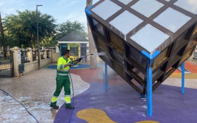Limpieza de choque en los parques infantiles del municipio