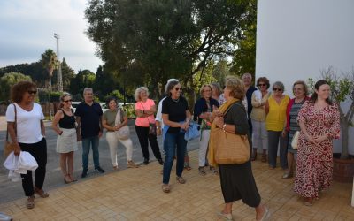 Notable asistencia este viernes al paseo literario por Villa Carmela, que organiza Bibliotecas