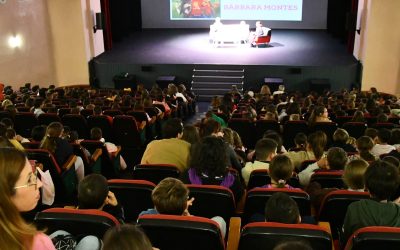 Teatro lleno de jóvenes para el Aula de Literatura con Juan Gómez Jurado