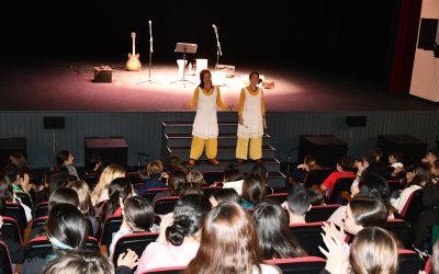 Doscientos alumnos de instituto participan en una actuación musical sobre el amor