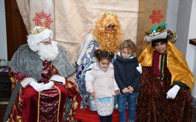Los Reyes Magos realizan la primera visita a los pequeños de Guadarranque