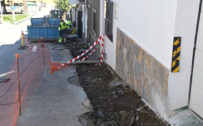 Obras y Servicios elimina barreras arquitectónicas del acerado cercano a la guardería Reina Juana