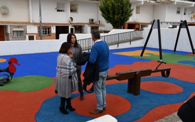 Trabajos de adecentamiento y mejora de un parque infantil de Olivillos