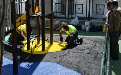 Empieza en Pueblo Nuevo la renovación de los suelos de caucho de los parques infantiles