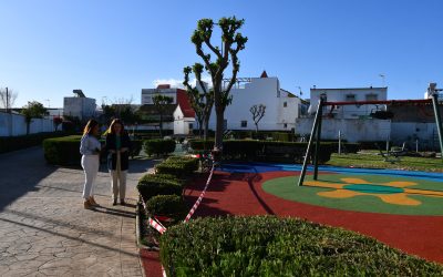 Obras y Servicios finaliza en Puente Mayorga la renovación de suelos de caucho de parques infantiles