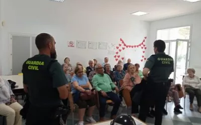 Guardias Civiles continúan impartiendo charlas sobre seguridad a mayores