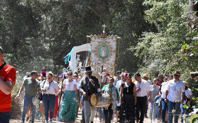 Numerosos vecinos acompañan a la Virgen de Fátima en su Romería