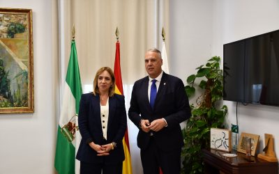Ruiz Boix se reúne con la presidenta de Diputación, a la que plantea tres proyectos
