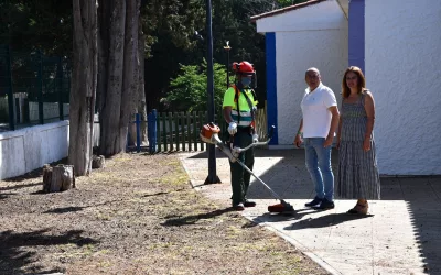 Parques y Jardines desbroza las zonas verdes del colegio Gloria Fuertes de Pueblo Nuevo