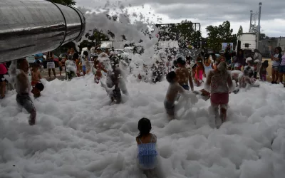 Espuma y diversión en la fiesta infantil de la feria de Guadiaro