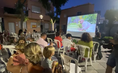 El público familiar disfruta del Cine de Verano en la Plaza de San Fernando de Puente