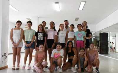 Comienza el taller de iniciación a la Sevillana para adolescentes