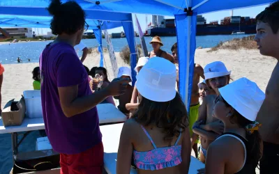 “Cuida tu litoral” convoca a decenas de familias en la playa de Campamento