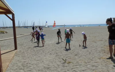 “Cuida tu litoral” enseña y divierte a los pequeños en el litoral de Sotogrande