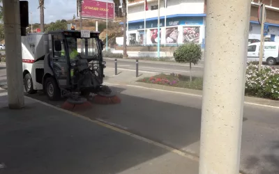 Operarios de limpieza realizan un trabajo integral en Torreguadiaro