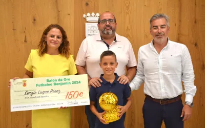 El Ayuntamiento recibe a “Luque”, premiado en Cádiz con el Balón de Oro Futboleo 2024