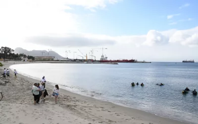 Buzos limpian el fondo marino de Puente Mayorga