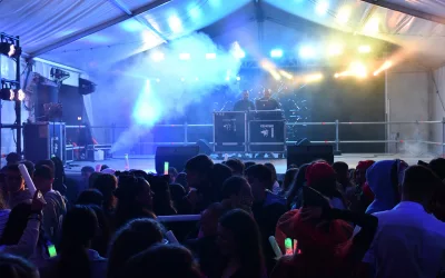 La Neon Party hizo bailar a jóvenes y adolescentes en la carpa de la Alameda Alfonso XI