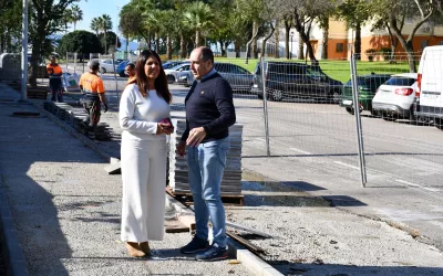 Instalan nuevo acerado en Miraflores, donde aumentarán también las plazas de aparcamiento