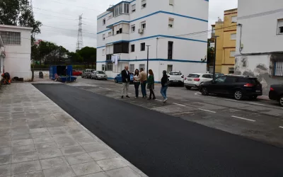 Visita a las obras de mejora en el lateral del Centro Cívico La Esquina, de Puente Mayorga