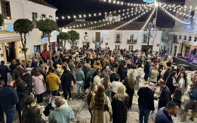 Muchos ciudadanos en la Plaza de la Iglesia de San Roque para disfrutar de una noche de zambombas