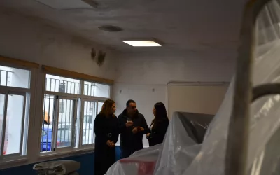 Visita a los trabajos de pintura en el centro cívico de Puente