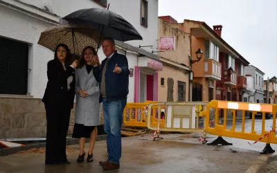 Visita a las obras de acerado en la calle Aurora en Campamento