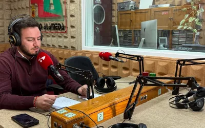 Fernando Vega explica los nuevos programas de empleo en la radio municipal
