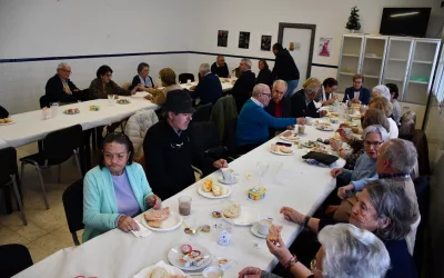 Los mayores de Guadiaro disfrutan de una merienda gracias a dos empresas locales