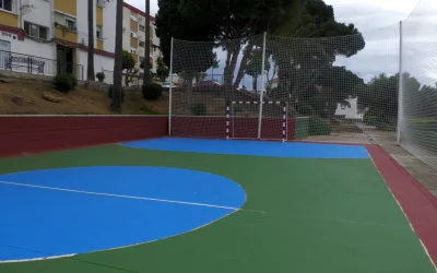 Trabajos de mantenimiento de las pistas deportivas de la Barriada de la Paz