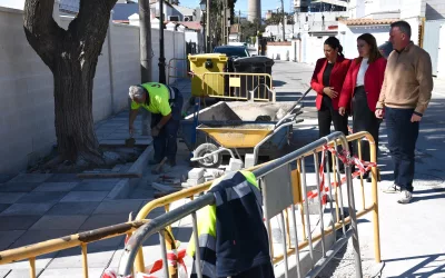 Acerado en un tramo de la calle Redes, desde donde se accede a unos aparcamientos que tendrán alumbrado público
