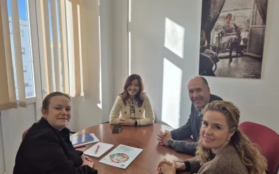 Reunión con el Colegio de Farmacéuticos para ofrecer charlas sobre distintos programas
