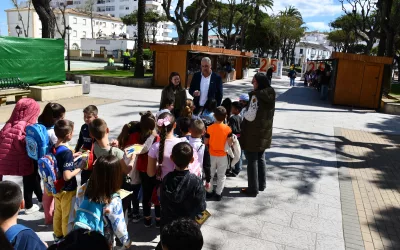 El alcalde visita la Feria del Libro de San Roque