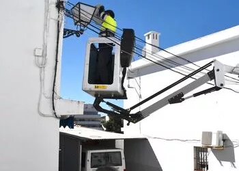 Sustituyen el cableado del alumbrado público y se instalan 35 farolas led en varias calles de San Enrique