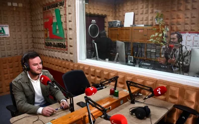 Fernando Vega repasa en la radio municipal las delegaciones de Empleo y UP