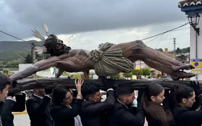 Un Vía Crucis recorrió las calles de San Enrique