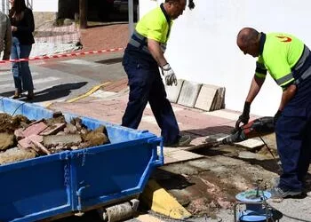Reposición del acerado en la calle Barrio Alto, donde se instalará más alumbrado público