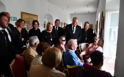 Un grupo de mayores disfruta de la Procesión Magna desde los balcones del Palacio de los Gobernadores