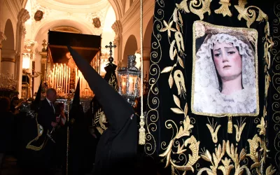 Madrugada del Viernes Santo, salida de Nuestra Señora de la Soledad