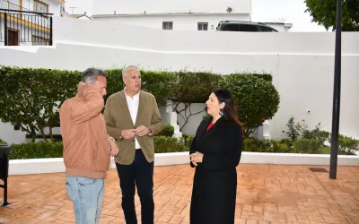 Visita a la remodelada plaza en Los Olivillos