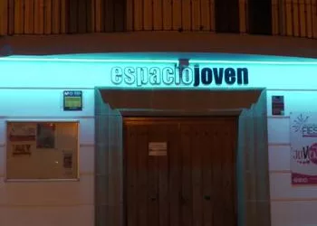 Iluminan de azul la fachada del Espacio Joven por el Día de Concienciación sobre el Autismo