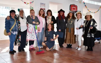 Integrantes del programa Envejecimiento Activo representan una obra teatral