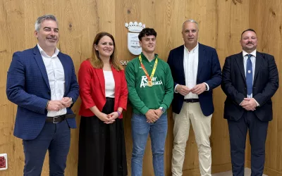 El alcalde recibe a Álvaro Vaca, campeón de España de rugby