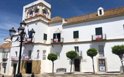 El Ayuntamiento entrega banderas para engalanar por el Día de la Ciudad