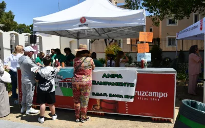 Campamento disfruta de una multitudinaria Fiesta de la Primavera en La Rosaleda