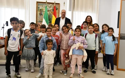 El alcalde recibe alumnos del CEIP Carteia